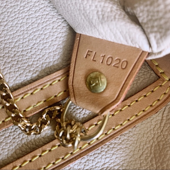 OFFERS? Louis Vuitton Vintage Bucket Bag - Picture 14 of 14